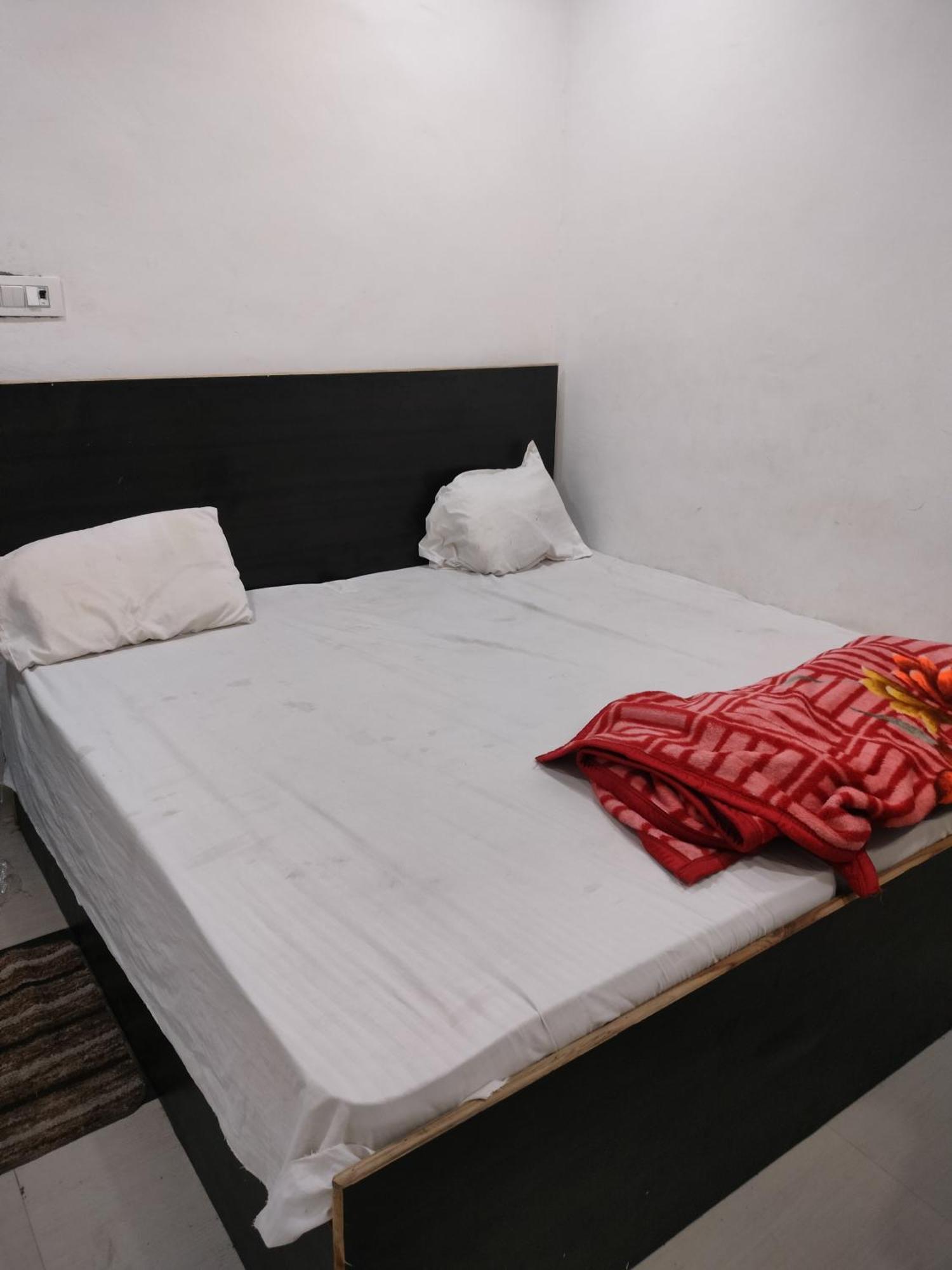 R G Sewa Sadan Hotel มถุรา ภายนอก รูปภาพ